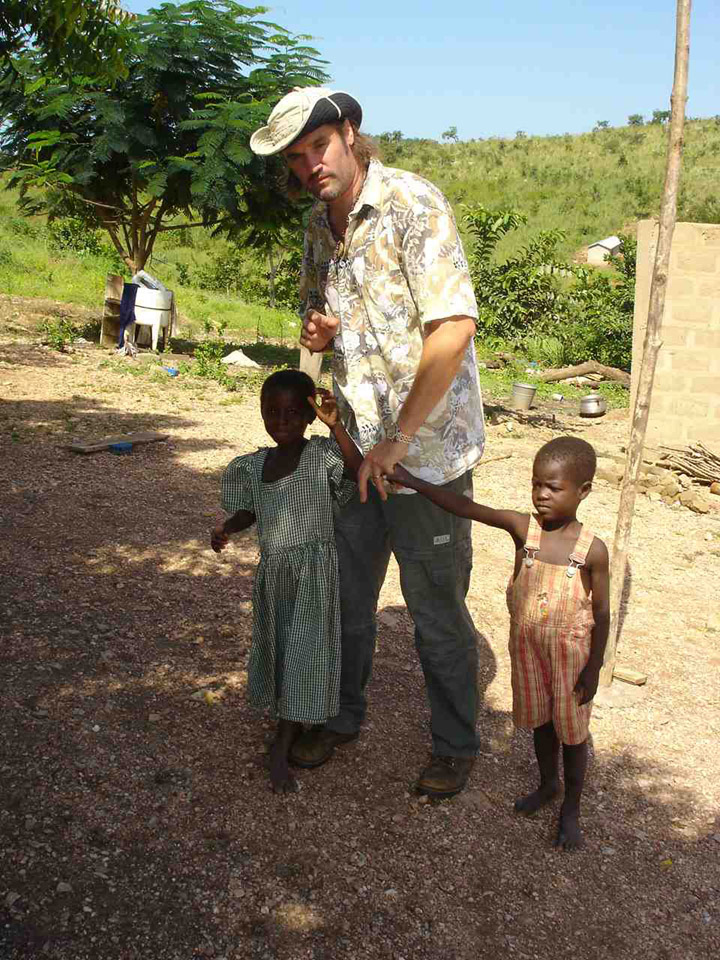 Adrian mit Kindern bei Phebe