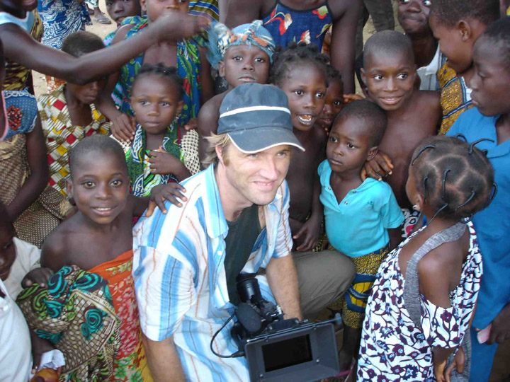 Jochen beim Voodoo Tempel mit Kindern 2