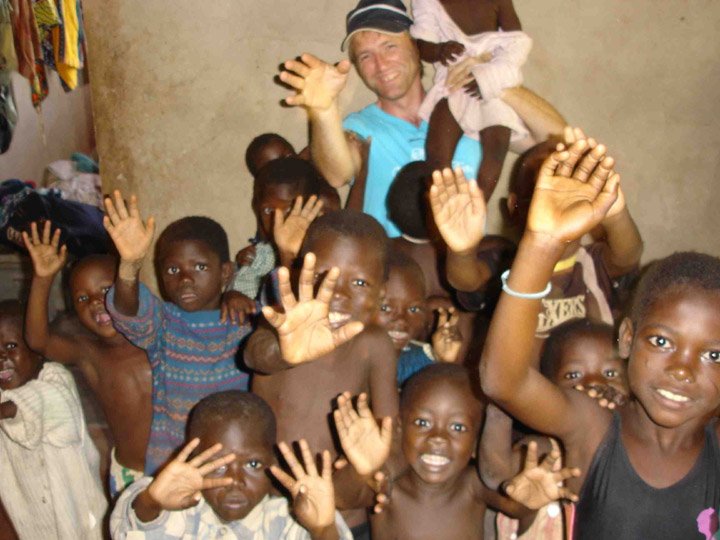 Jochen mit Kindern bei Phebe