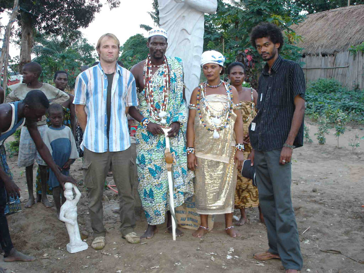Jochen und Victor mit Voodoo Priester